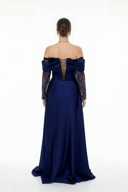 فستان سهرة بمقاسات كبيرة من الساتان الأزرق الداكن بتصميم الكورسيه